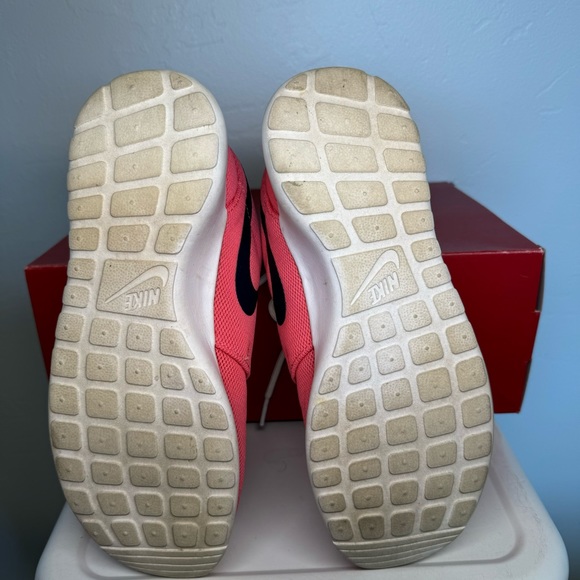 Nike Women's Nike Roshe One Sea Coral/Obsidian-White SZ 7 - Picture 6 of 6